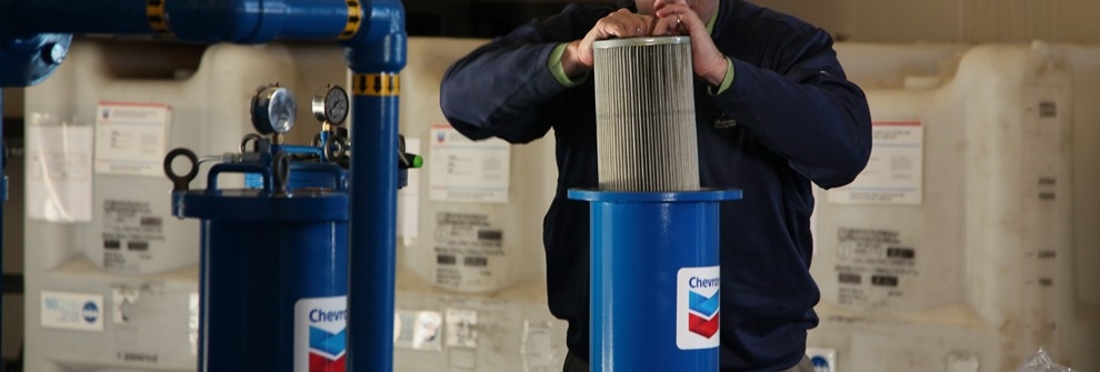 ISOCLEAN® Certified lubricants man replacing filter