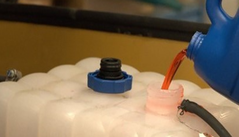 Si bien se puede hacer un refrigerante de un líquido u otra sustancia dependiendo de la aplicación, centrémonos en los utilizados en los motores de la industria del automóvil, ya que probablemente son los más comunes